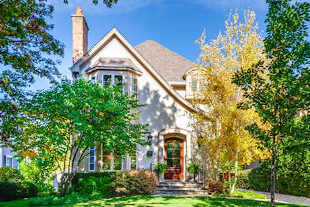 Professional wallpaper removing near me in Winnetka, showing clean walls prepared for painting after removal.